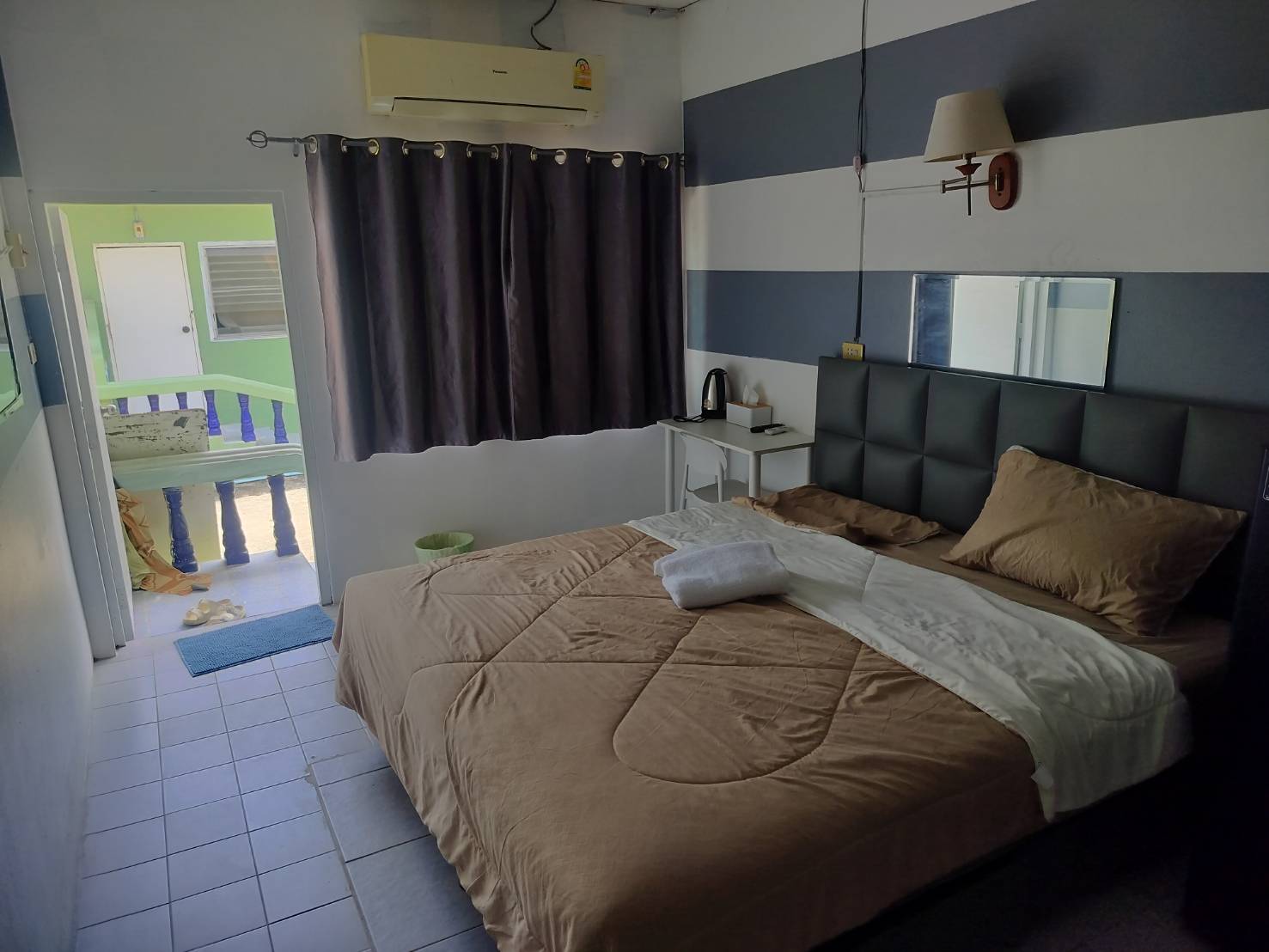 Double room with air conditioning and balcony doorway